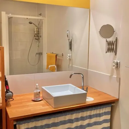 Quiet For 6 In Belleville Apartment *